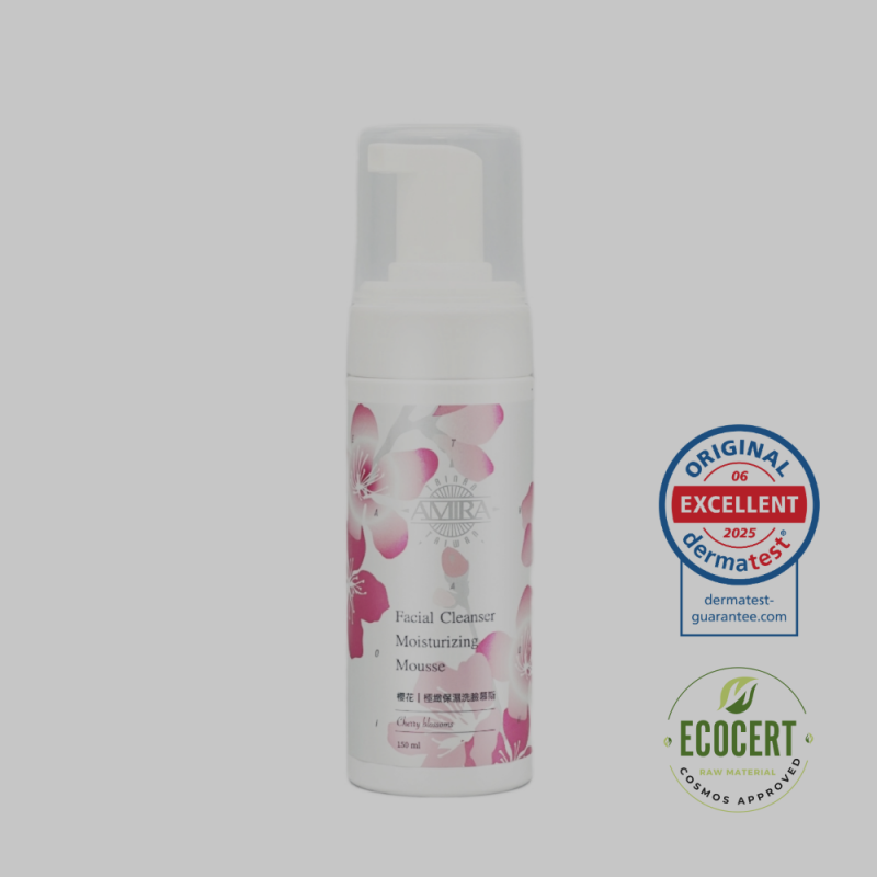 AMIRA鵝米樂櫻花保濕潔顏慕斯150ml，瓶身有櫻花圖案，右側有德國Dermatest 2025年EXCELLENT最高等級認證標章與ECOCERT有機原料認證標章。