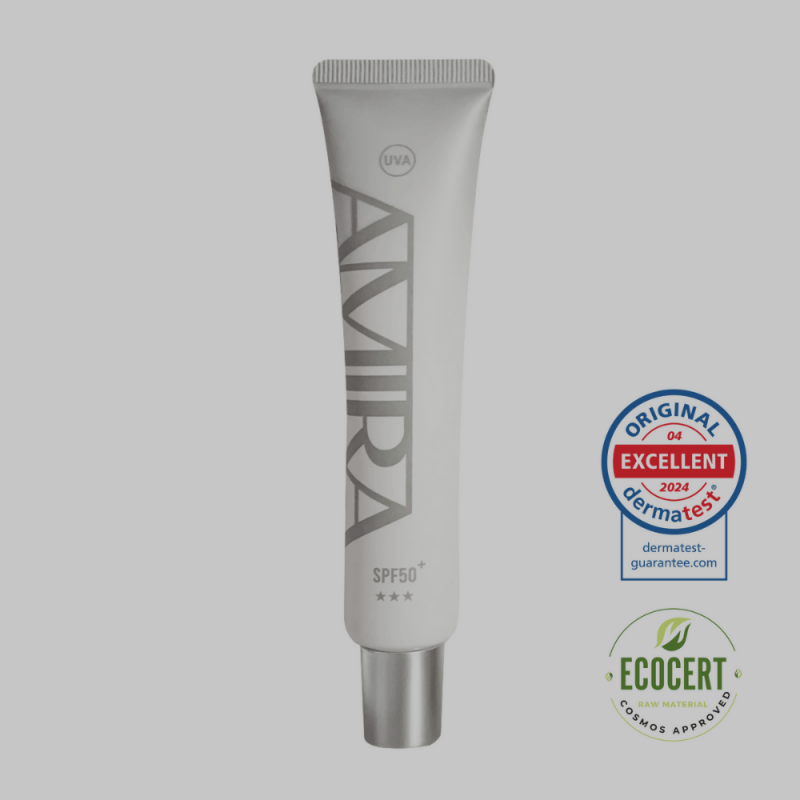AMIRA A52白夏菊全物理防曬隔離霜【白色/SPF50+】，搭配ECOCERT有機認證標誌與dermatest的EXCELLENT標章